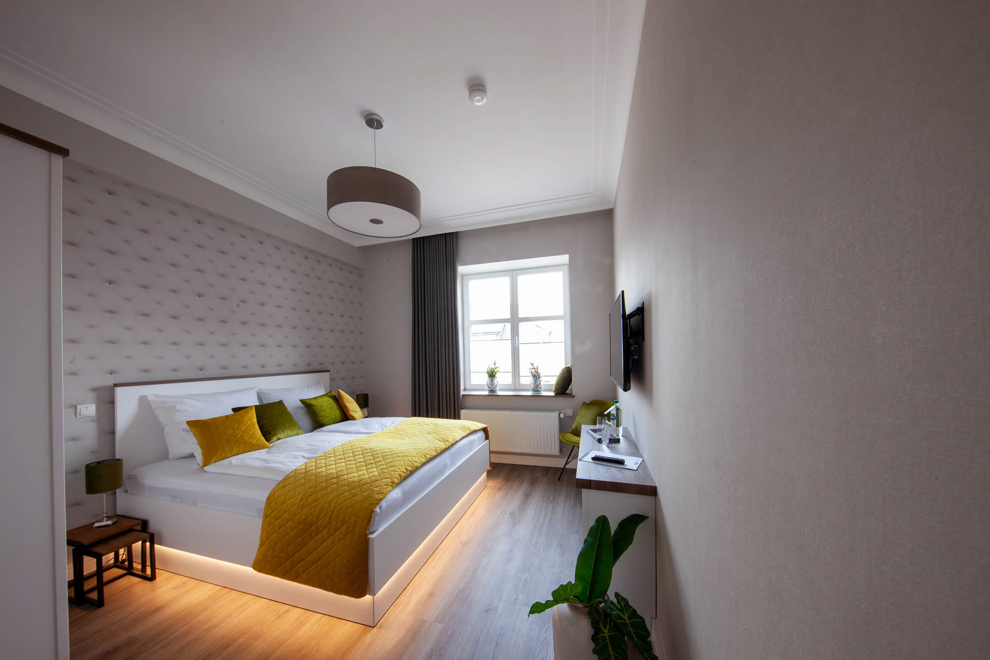Hotelzimmer mit Designboden und gemusterter Tapetenwand, Altes Amtshaus Reken