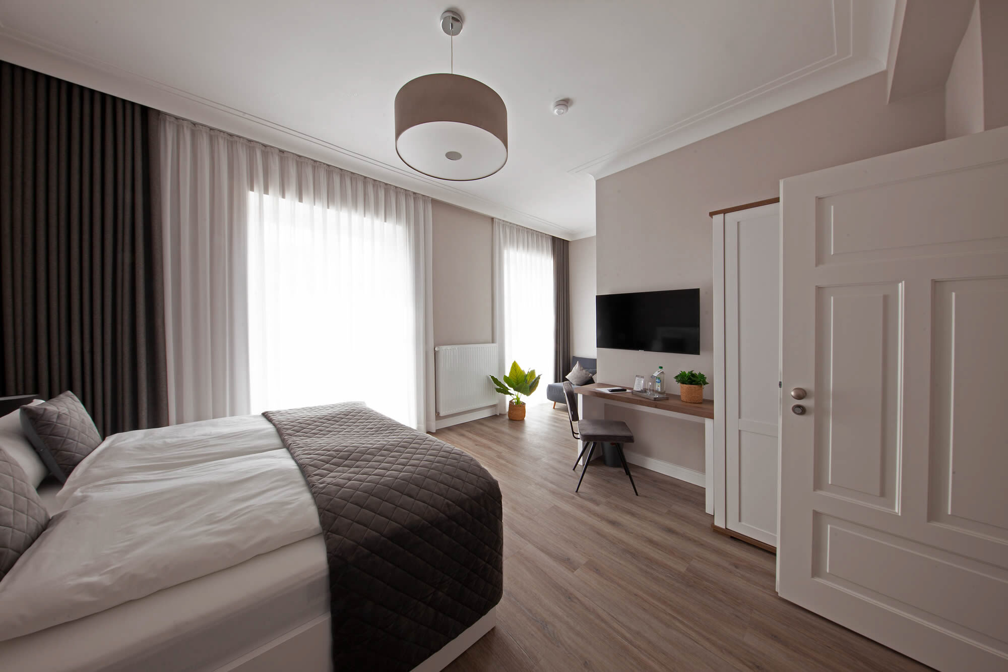 Hotelzimmer mit Designboden und feiner Wandgestaltung, Altes Amtshaus Reken
