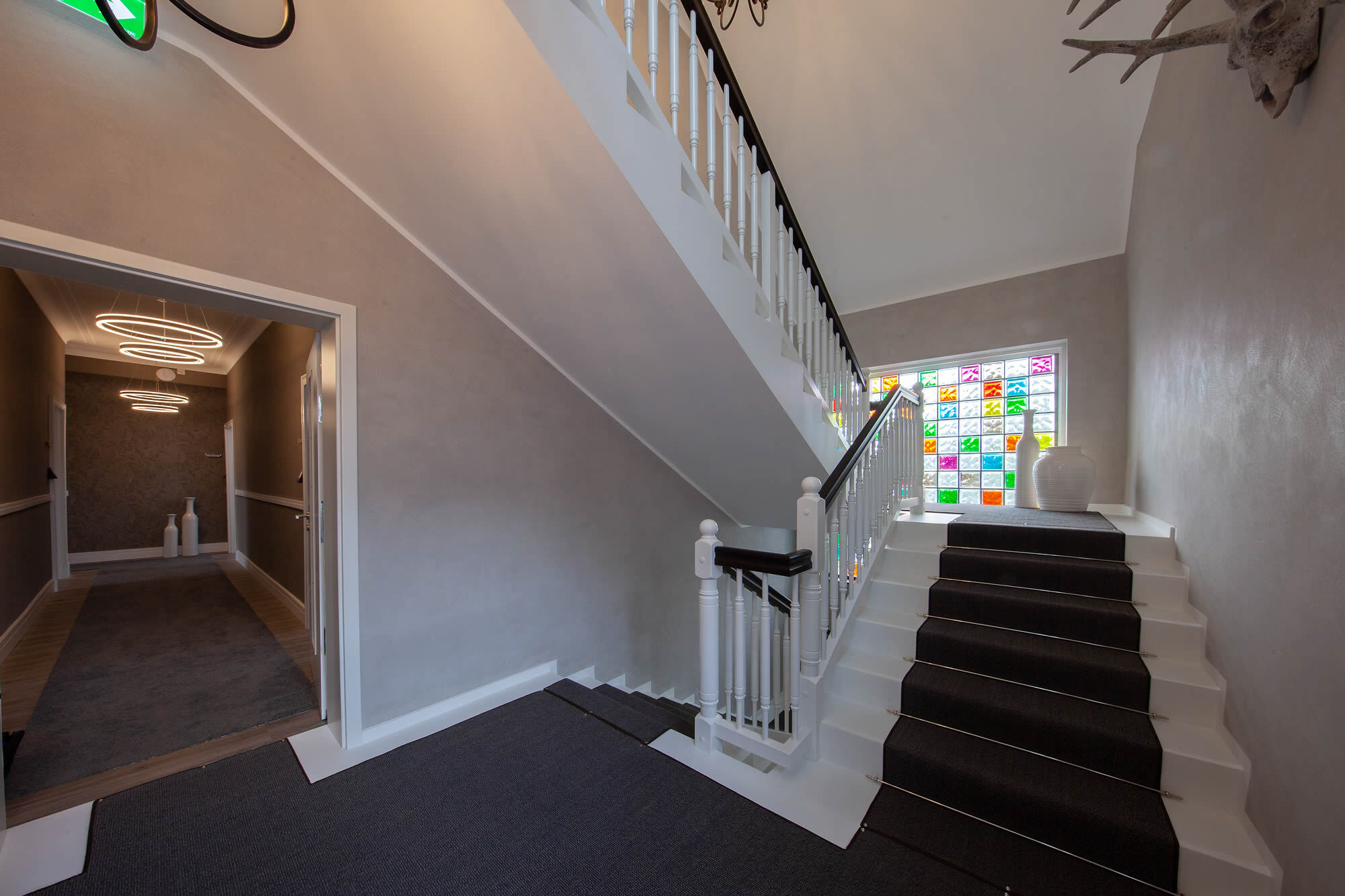 Treppenhaus mit Flur und Teppichläufer im Altbau, Altes Amtshaus Reken