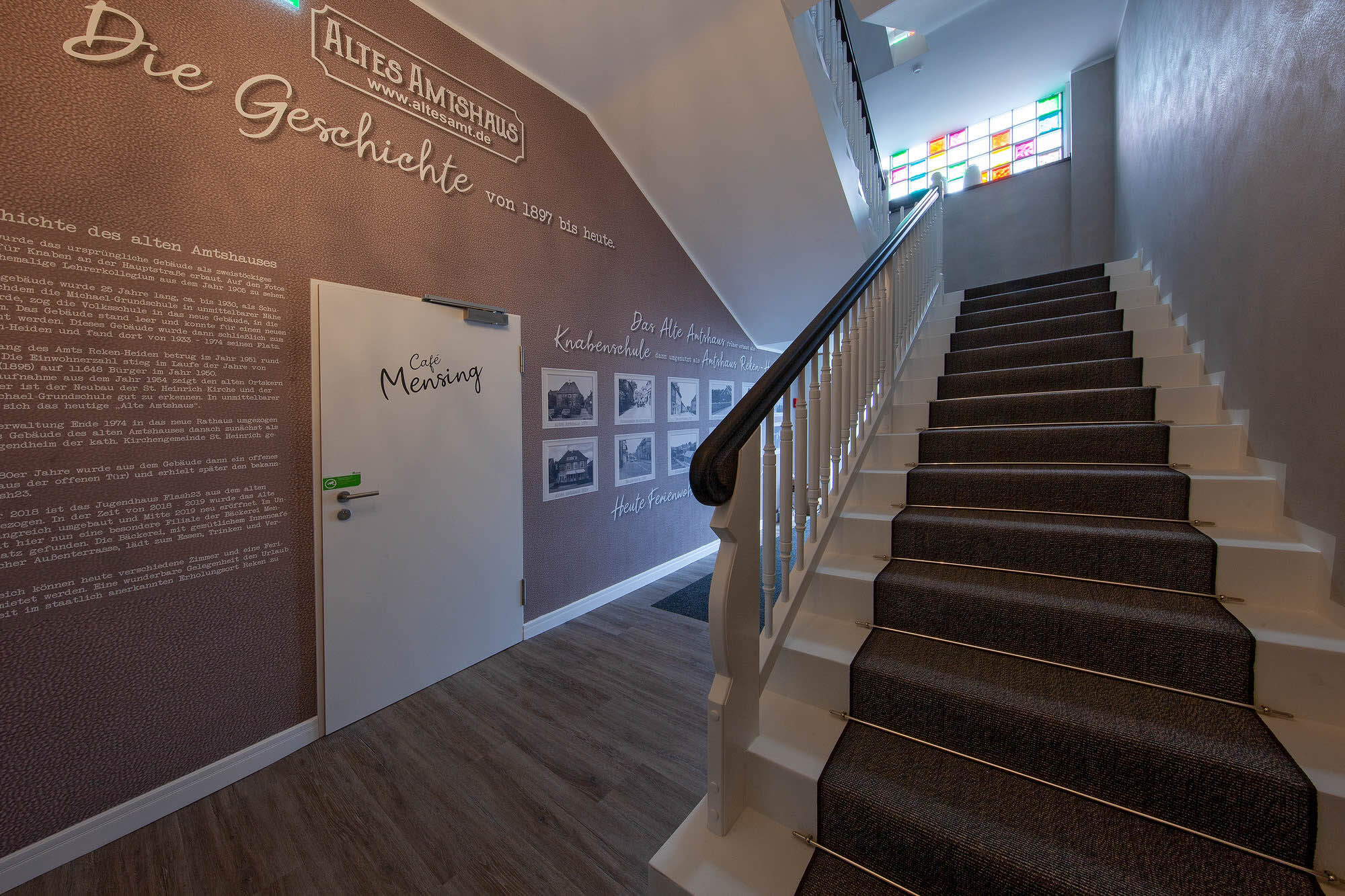 Treppenhaus mit gestalteter Wandfläche und klassischem Treppenlauf, Altes Amtshaus Reken