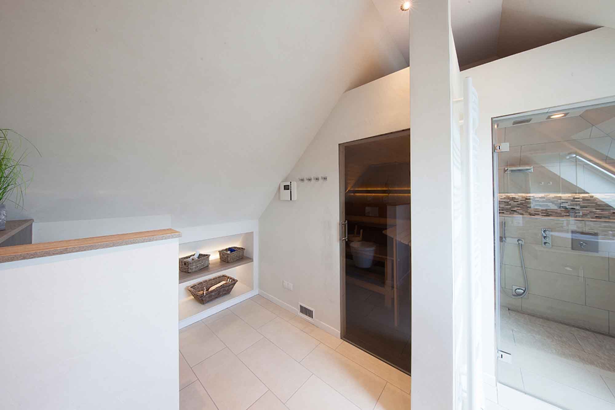 Badezimmer mit Frescolori Concrete und Sauna in atmungsaktiver Optik, Badezimmer Frescolori Concrete