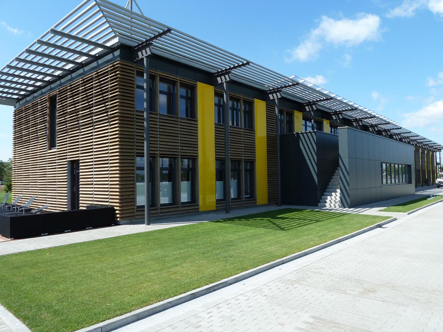 Außenansicht des Trainingszentrums mit moderner Fassade, BVB Trainingszentrum