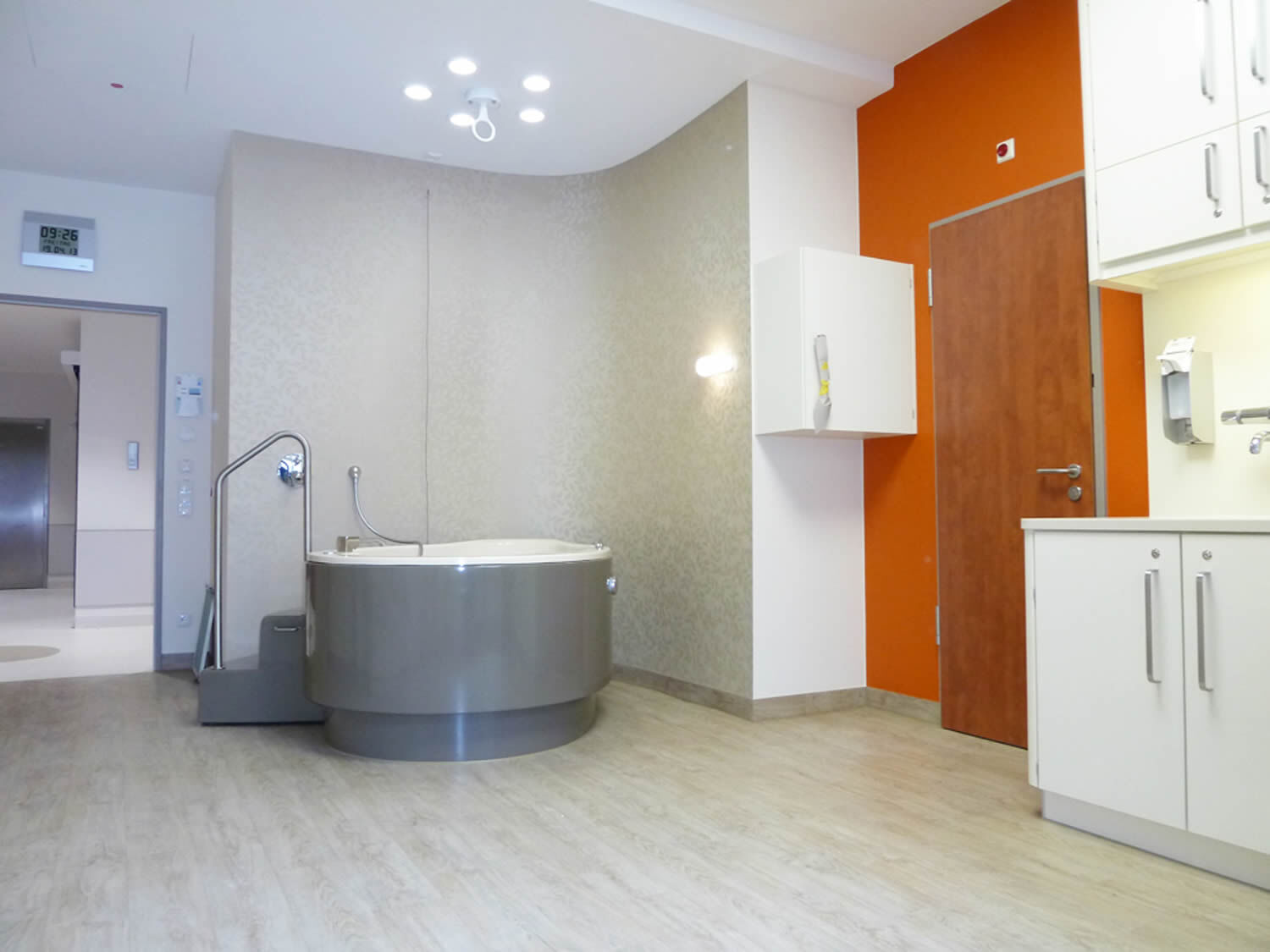 Geburtsraum mit Geburtswanne und Akzentwand auf der Entbindungsstation, EKE Entbindungsstation