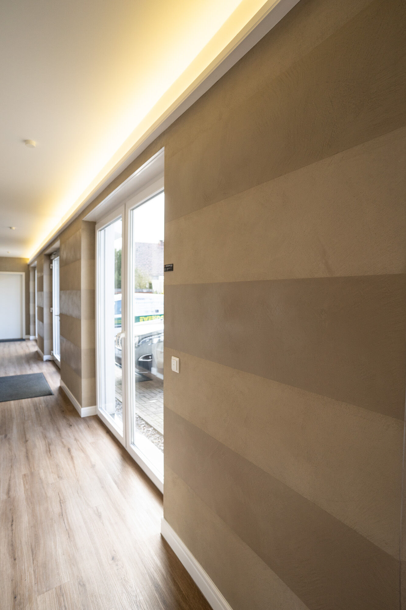 Marmorputz von Frescolori mit dezenten Streifen im Flur, Flurbereich Marmorputz Frescolori