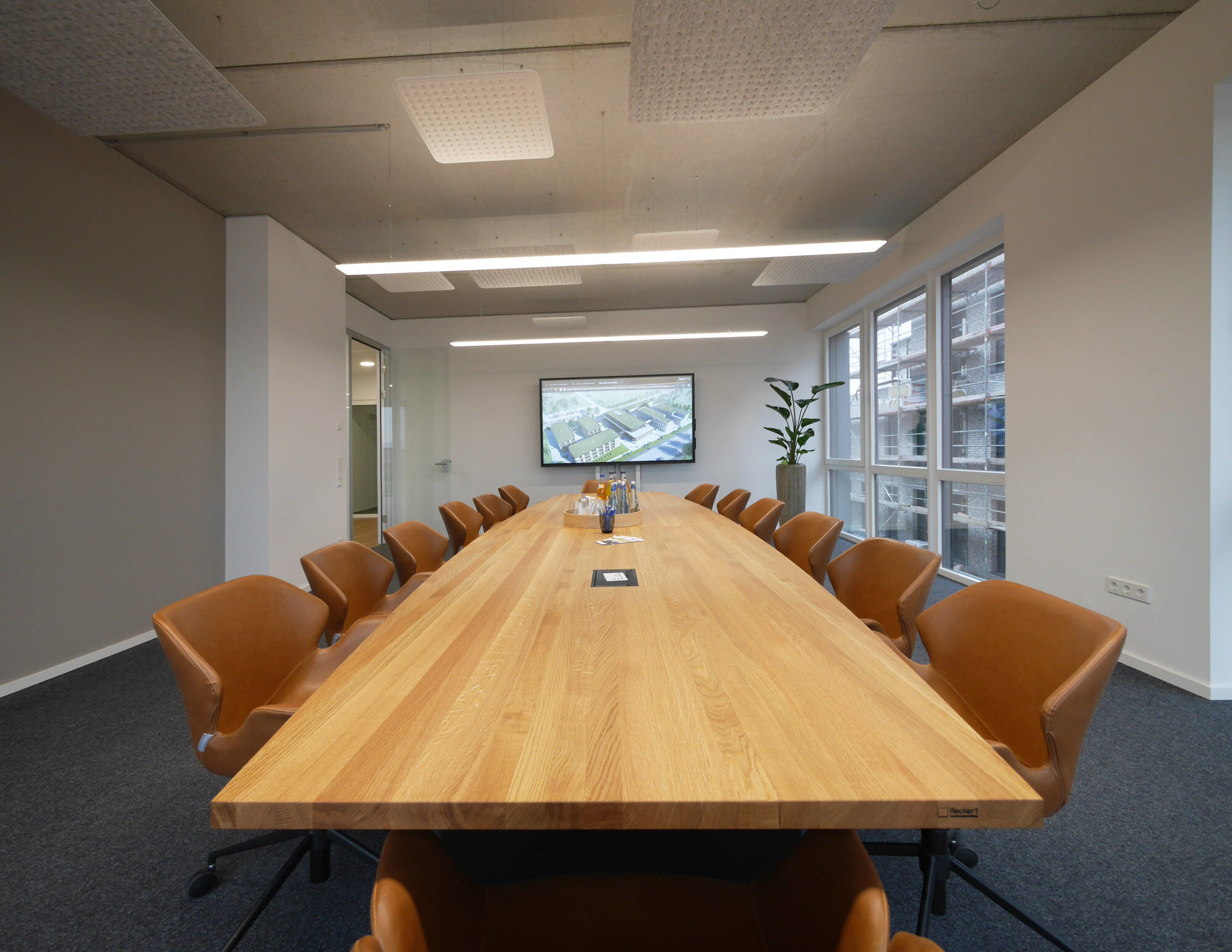 Konferenzraum mit Teppichboden und Malerarbeiten, IDPM Gebäude F