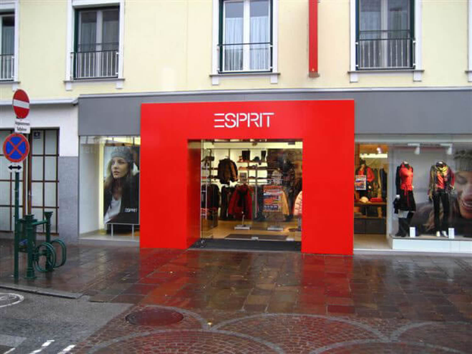 Modegeschäft mit moderner Fassade und Eingangsbereich, Modestores Ladenbau Modegeschäft