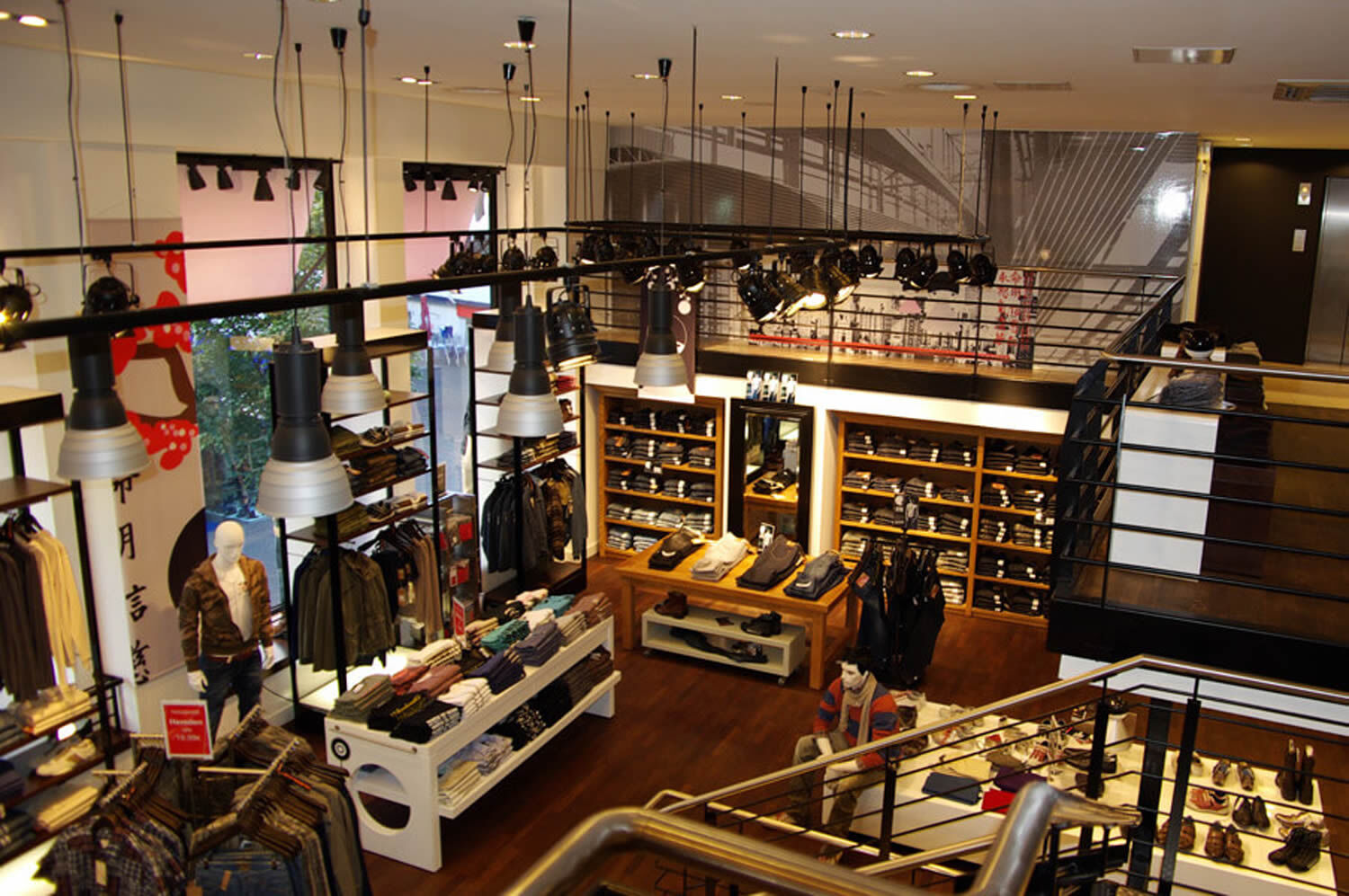 Mehrgeschossige Verkaufsfläche im Modegeschäft, Modestores Ladenbau Modegeschäft
