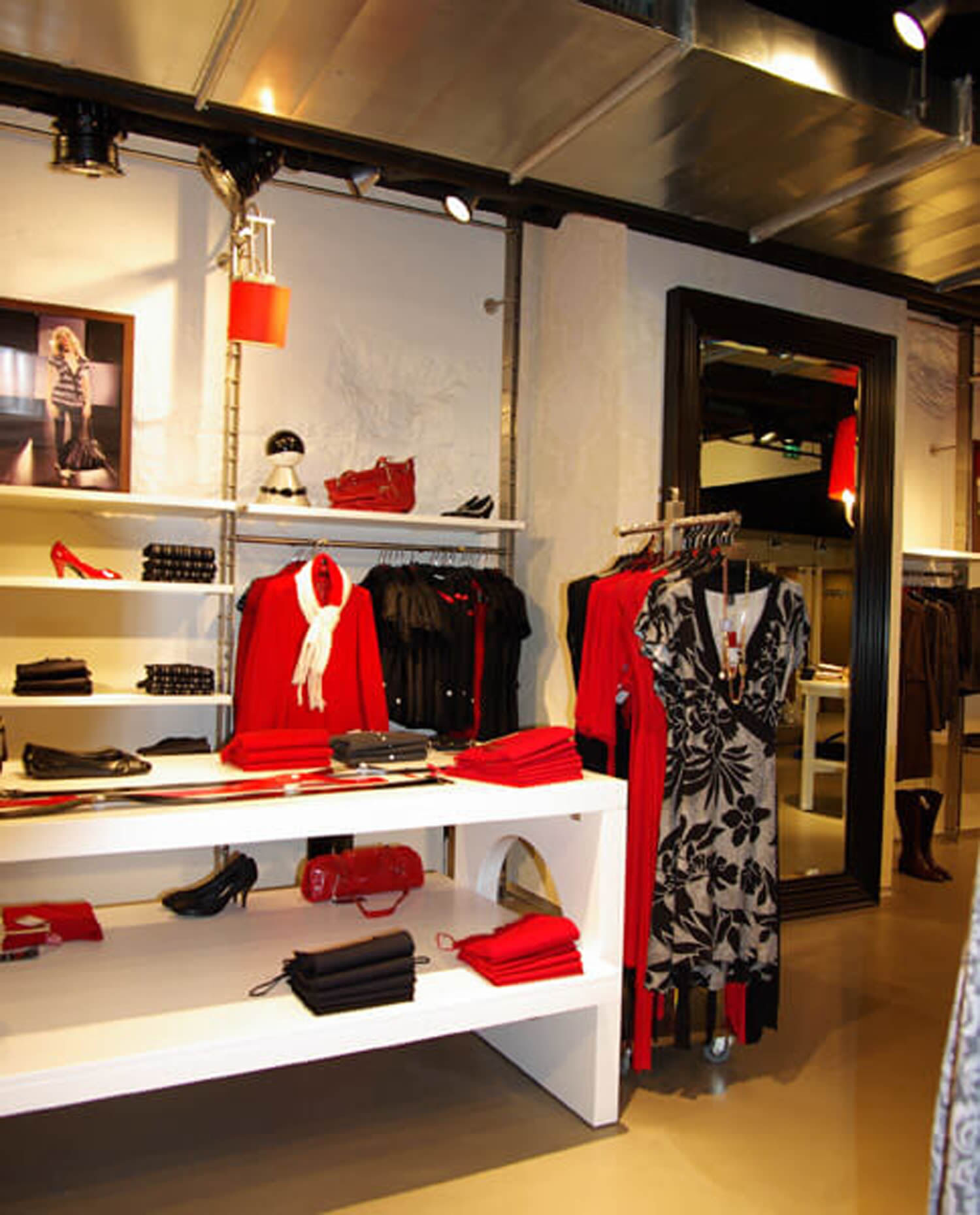 Innenraum eines Modegeschäfts mit Warenpräsentation, Modestores Ladenbau Modegeschäft