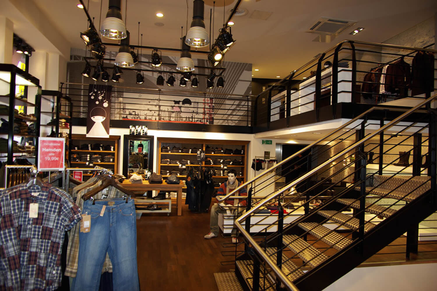 Modegeschäft mit Treppe und Galerie im Innenraum, Modestores Ladenbau Modegeschäft