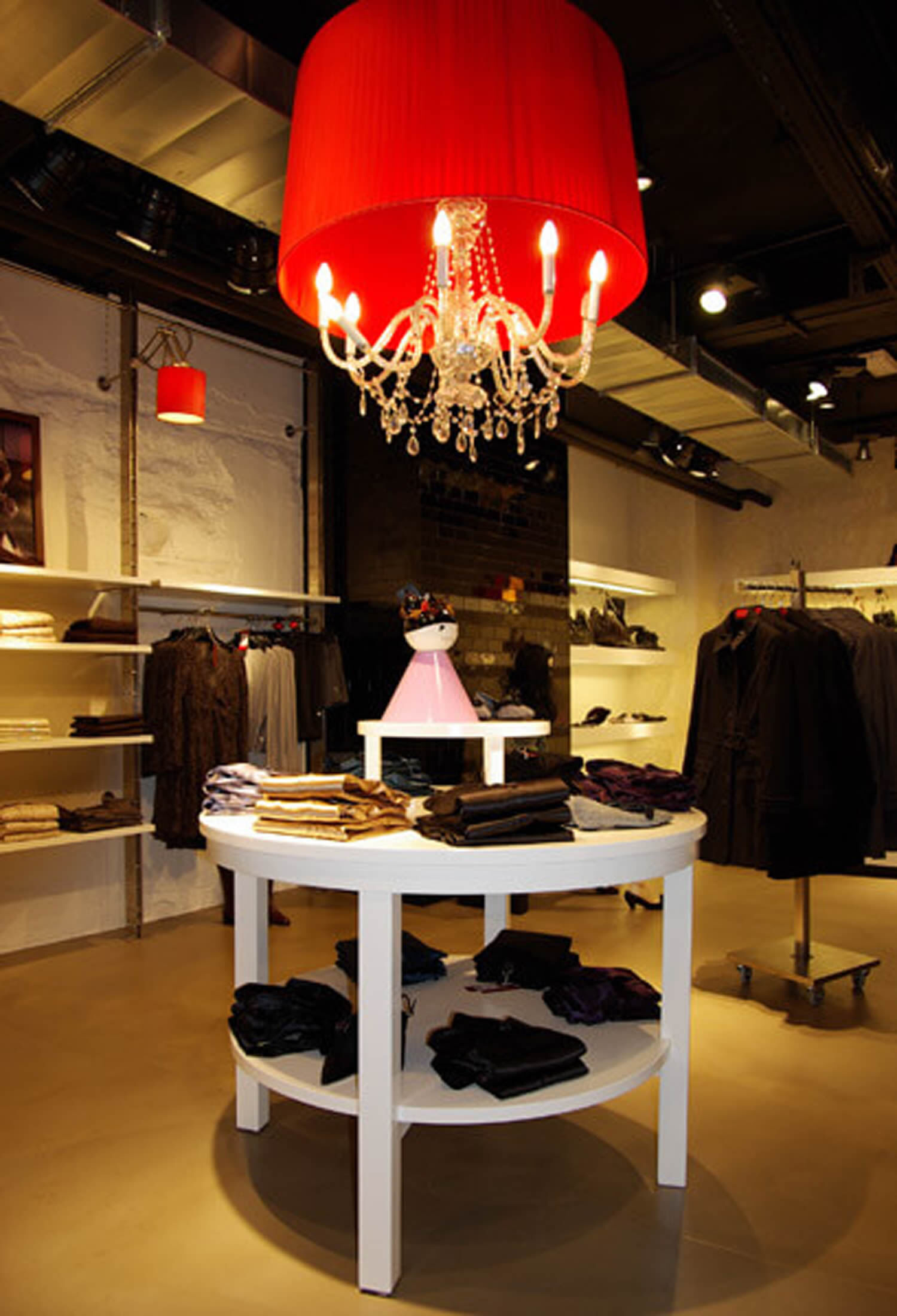 Verkaufsfläche im Modegeschäft mit hochwertigem Ladenbau, Modestores Ladenbau Modegeschäft
