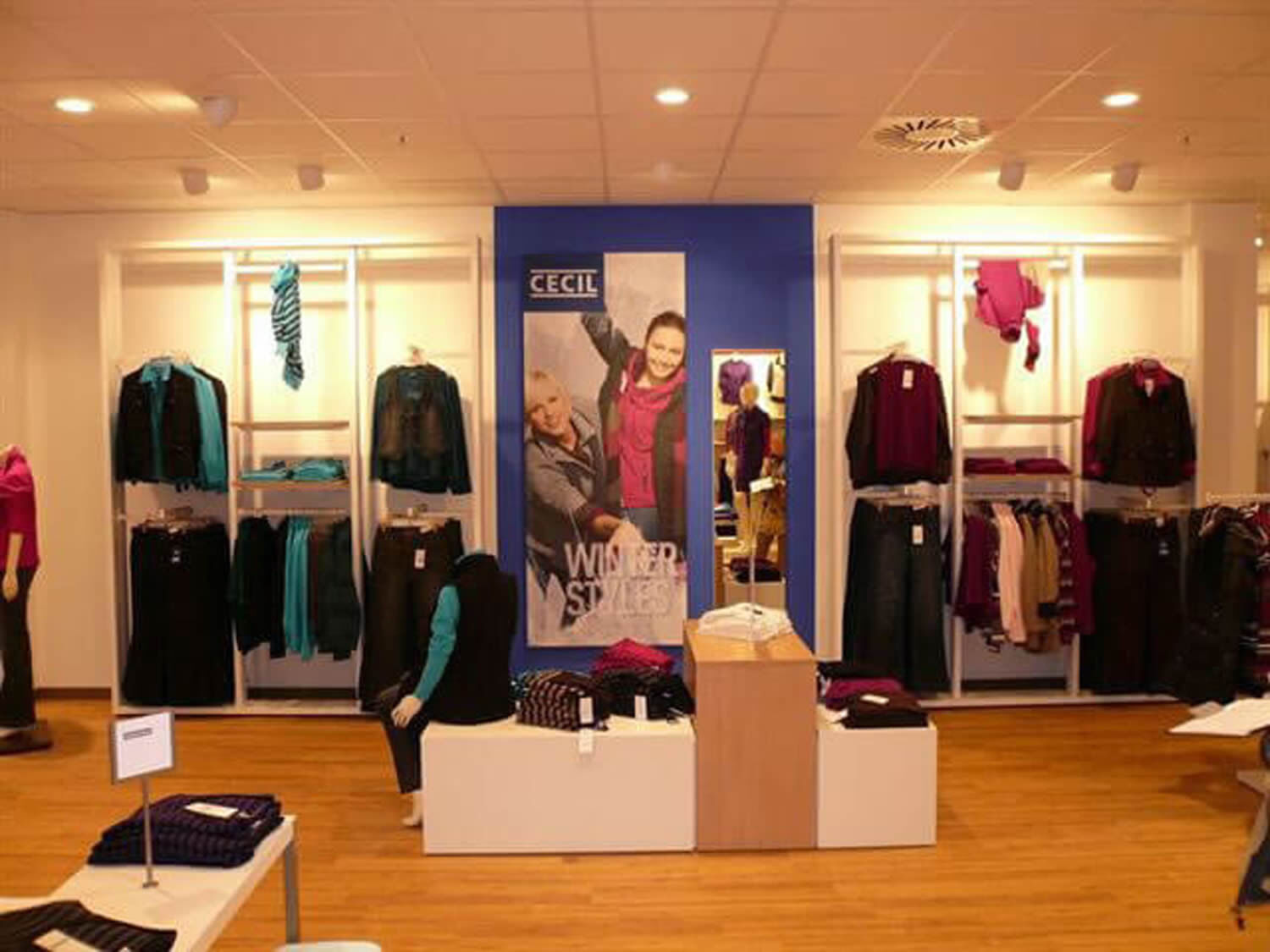 Wandpräsentation im Modegeschäft mit Ladenbau, Modestores Ladenbau Modegeschäft