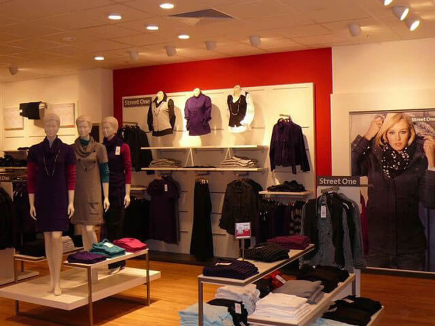 Wandpräsentation mit Akzentwand im Modegeschäft, Modestores Ladenbau Modegeschäft