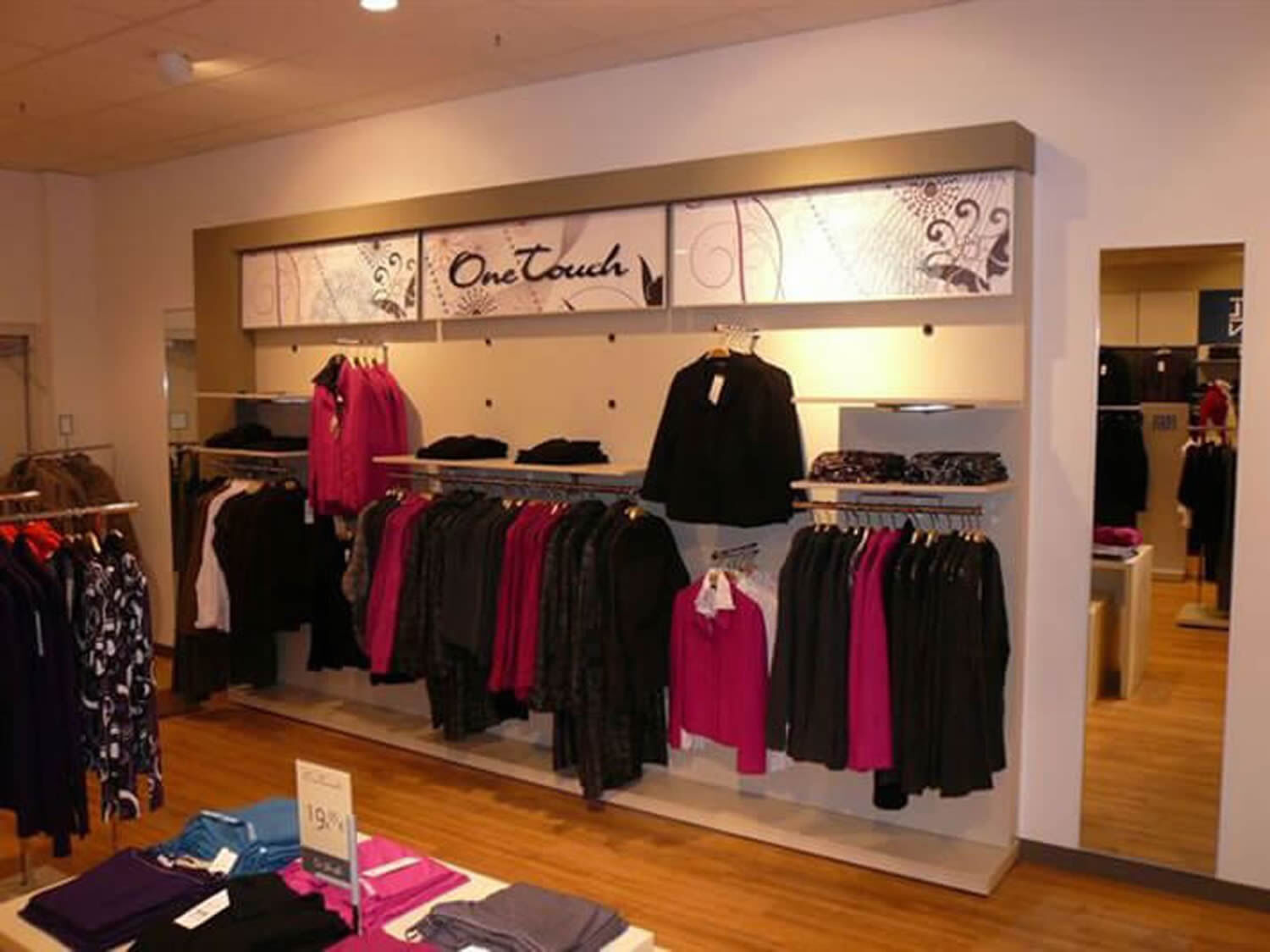 Wandregal im Modegeschäft mit hochwertigem Ladenbau, Modestores Ladenbau Modegeschäft