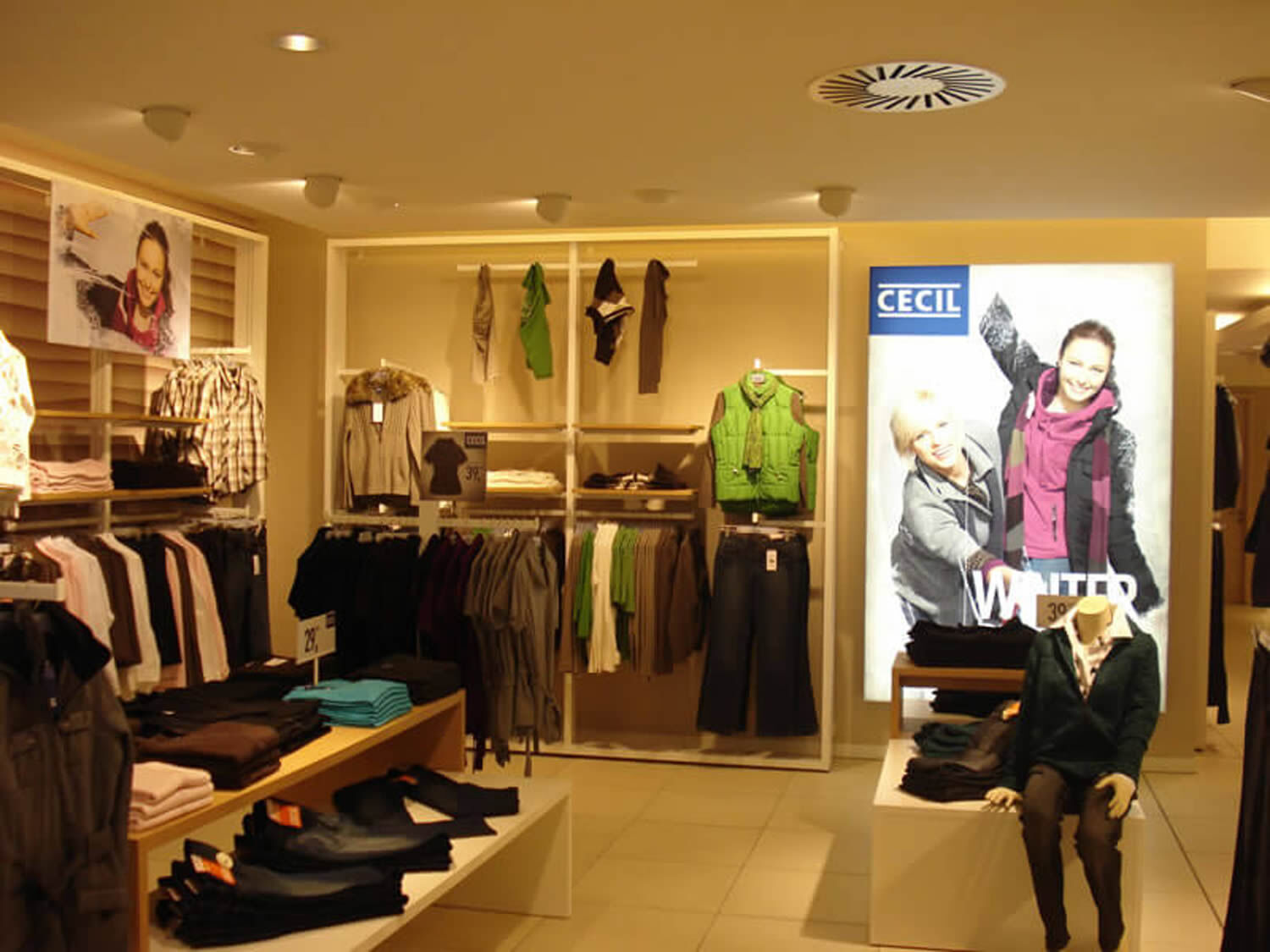Warenpräsentation im Modegeschäft mit Ladenbau, Modestores Ladenbau Modegeschäft