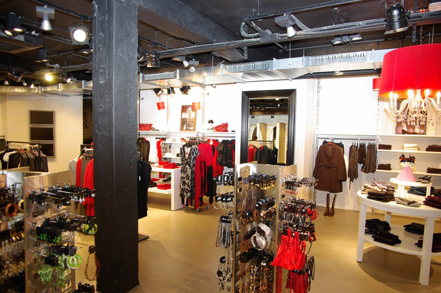 Verkaufsfläche für Accessoires im Modegeschäft, Modestores Ladenbau Modegeschäft