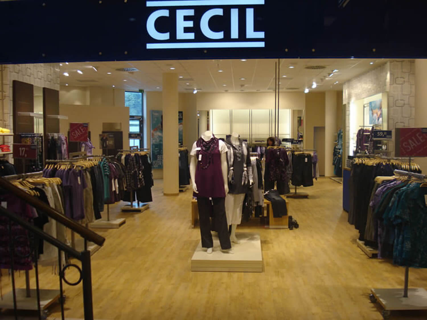 Eingangsansicht der Verkaufsfläche im Modegeschäft, Modestores Ladenbau Modegeschäft