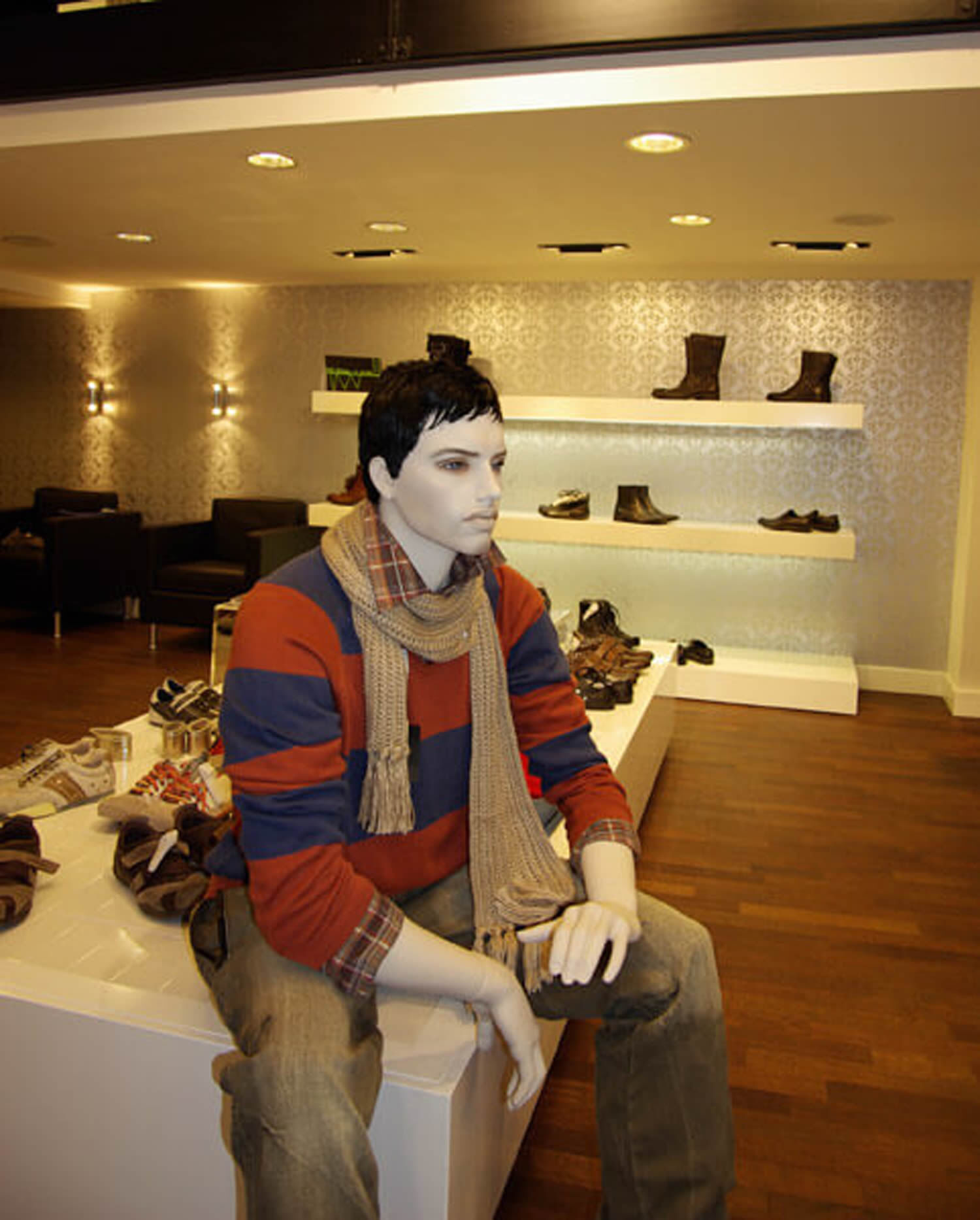 Schuhgeschäft mit Mannequin im Innenraum, Modestores Ladenbau Schuhgeschäft