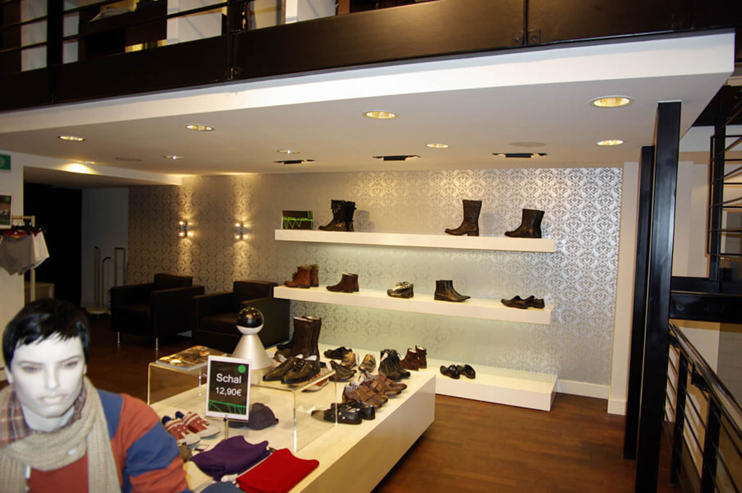Schuhpräsentation im Innenraum des Schuhgeschäfts, Modestores Ladenbau Schuhgeschäft