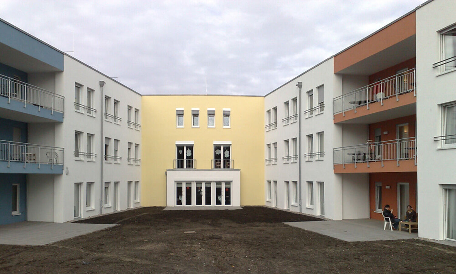 Innenhof des Neubaus Seniorenheim Mülheim, Neubau Seniorenheim Mülheim