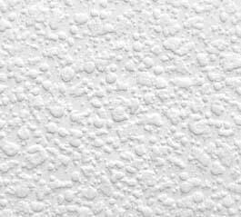 Nahaufnahme einer weißen Rauhfasertapete mit typischer körniger Oberflächenstruktur.