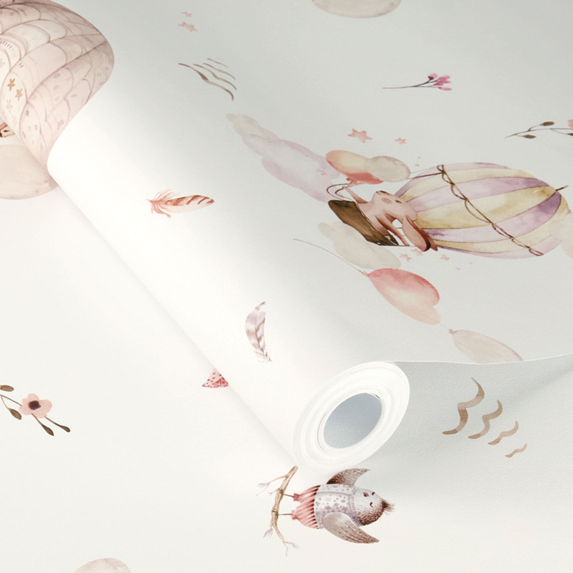 Rolle mit heller Kindertapete im Aquarell-Look mit Heißluftballon, Vogel und Federn.