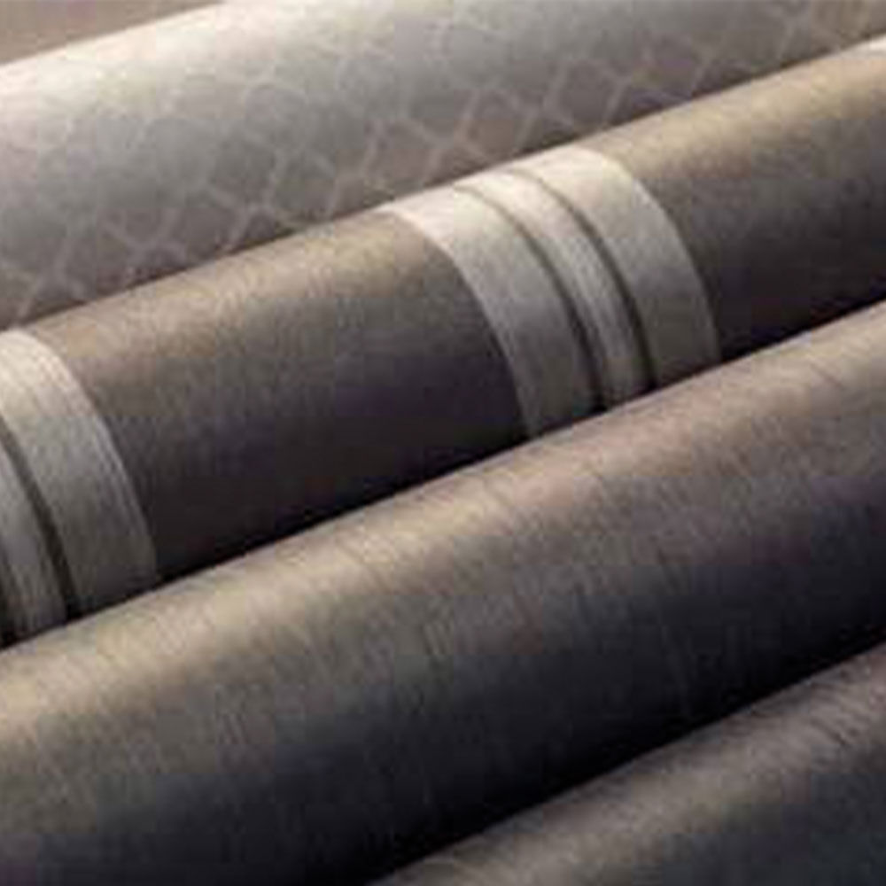 Mehrere Rollen einer Textiltapete mit dezentem Muster und Streifen in dunklen Beige- und Grautönen.